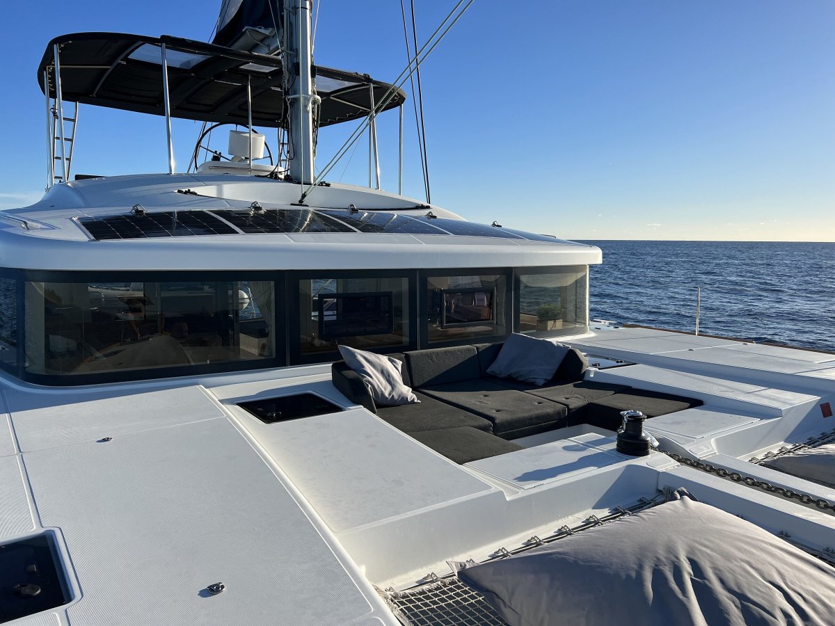 Charter den Lagoon 52 für 10 Personen und segeln Sie um Ibiza und Formentera