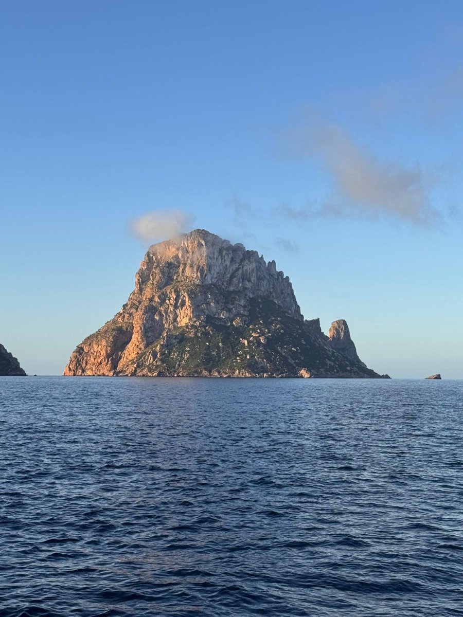 Naviga nel Mediterraneo da Valencia verso Ibiza.