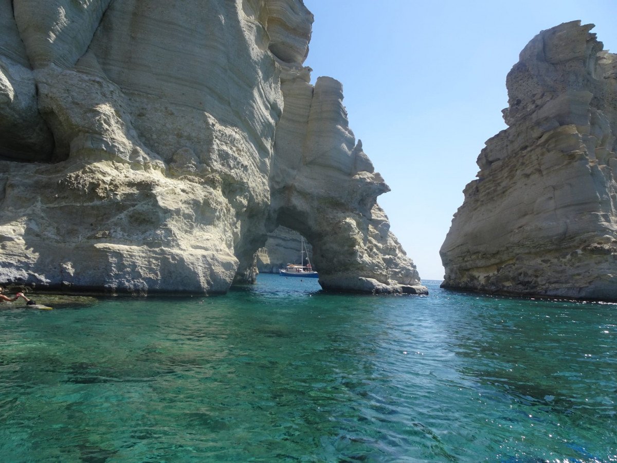 Barche che navigano nelle acque blu