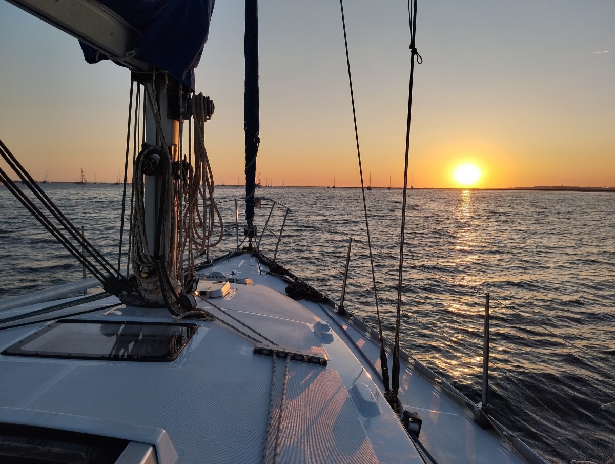 Viaje en barco con puesta de sol, pernocta y desayuno en Ayamonte
