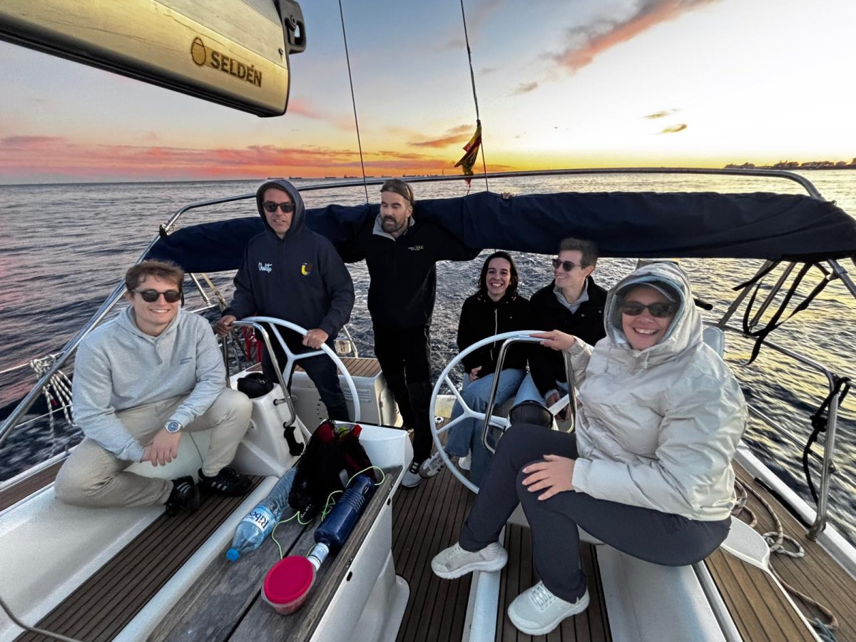 Segeln Sie entlang der Küste von Barcelona mit Snacks