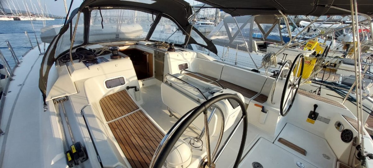 Paesaggio montuoso di Lefkada con mare sullo sfondo