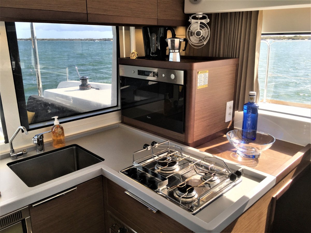 Lagoon - 10 personas