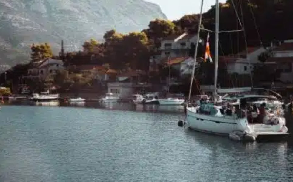 Ein Paar, das eine Katamaranfahrt genießt