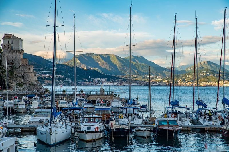 Explora la costa de Amalfi con un velero de limón
