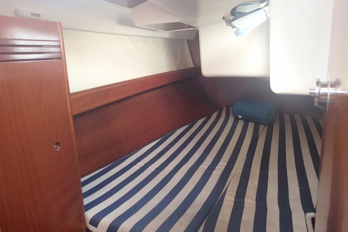 Sailboat - Bénéteau - 11 meters