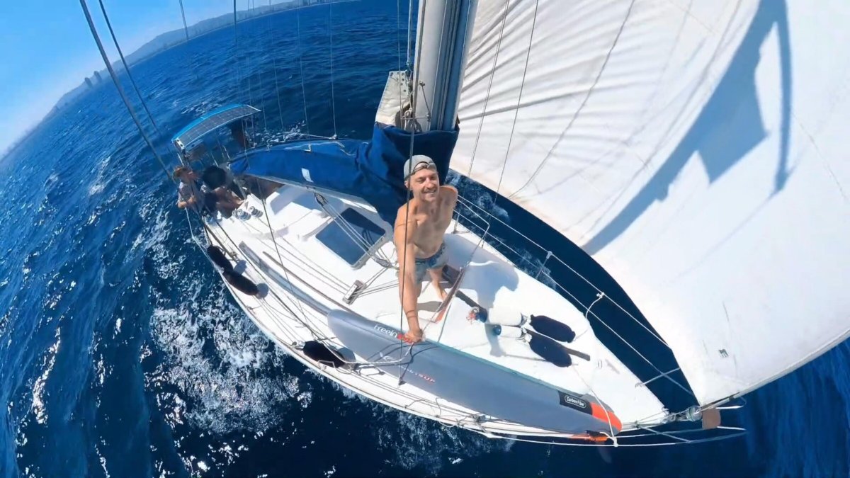 Il veliero si riflette nell'acqua del porto durante il tramonto