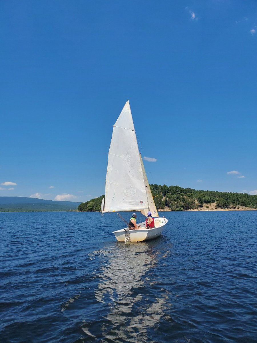 Learn to sail in a natural environment in Soria