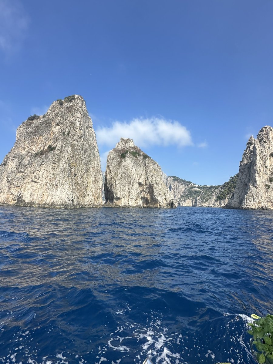 Barche di lusso nella baia di Positano