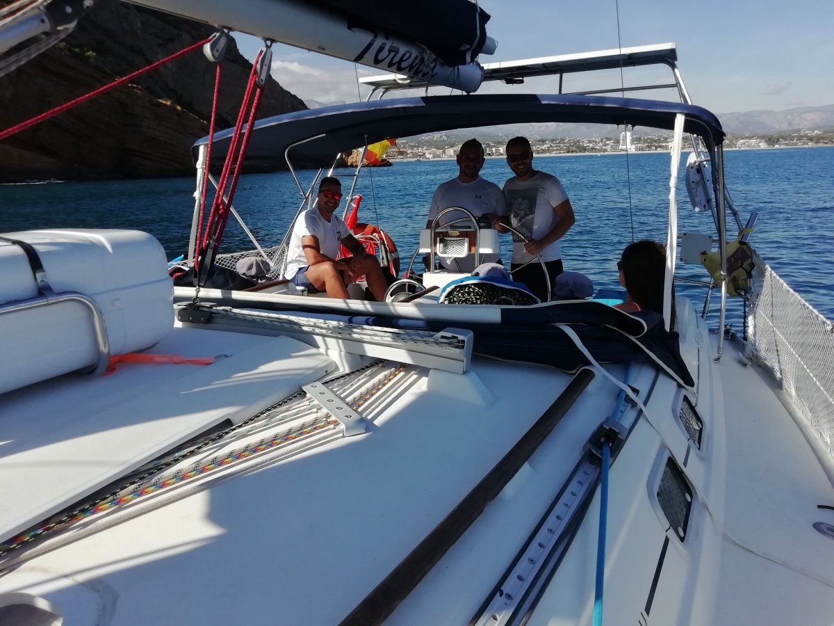 Navega a vela con vistas al mar Mediterráneo