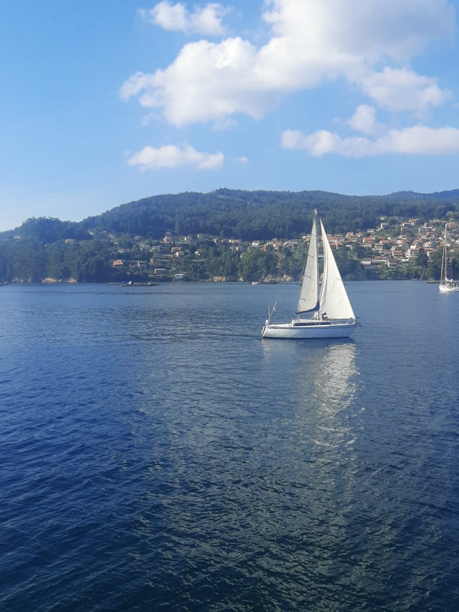 Navigando nella ría di Vigo su uno sloop