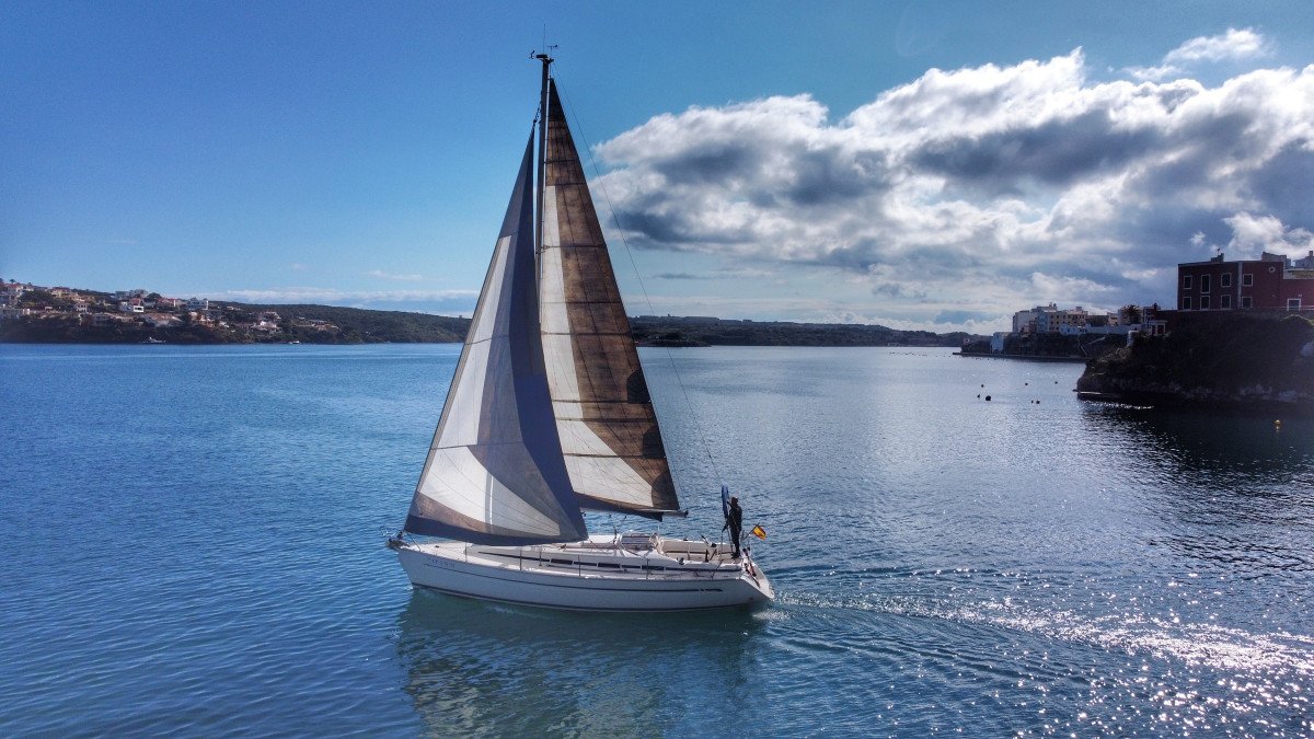 Lerne in der Bucht von Mahón segeln.