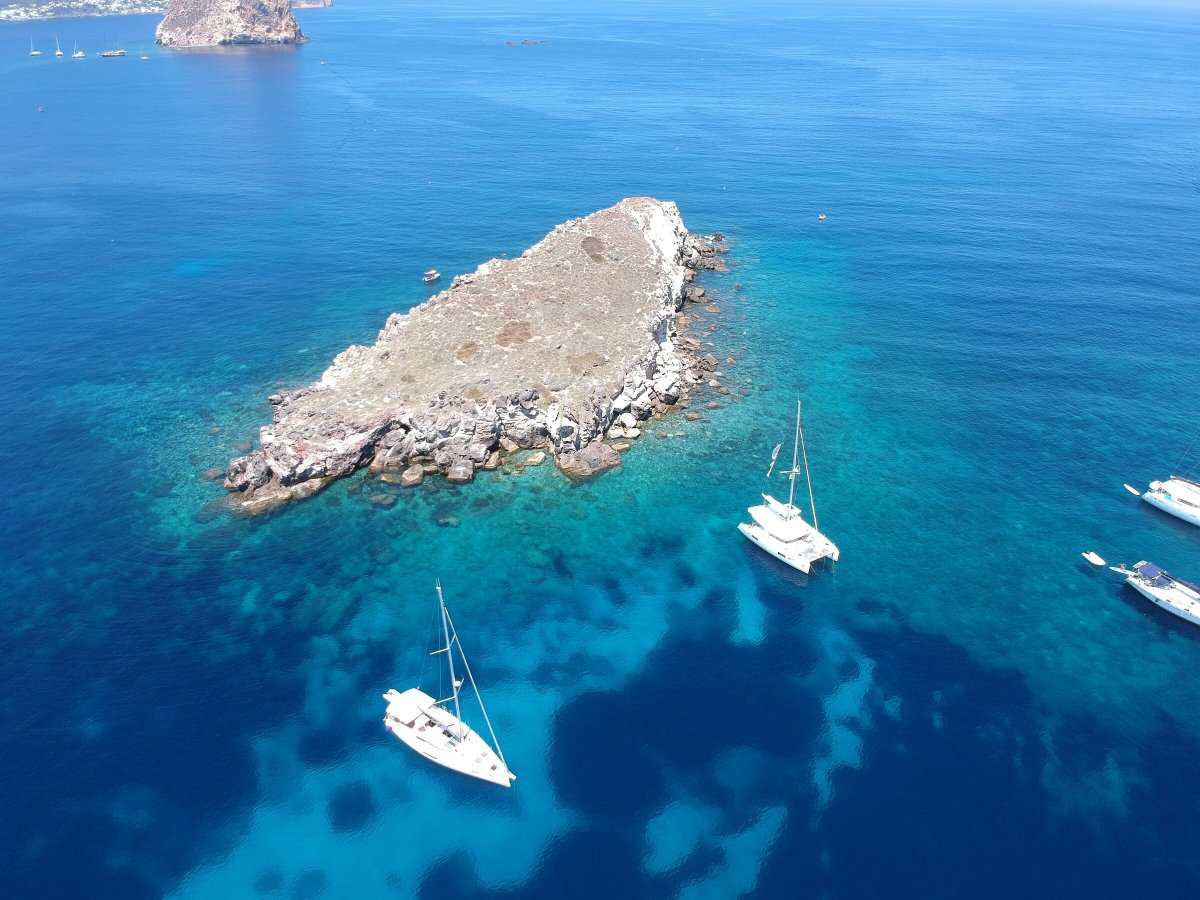 Disfruta de la vista desde un catamarán en las islas Eolie