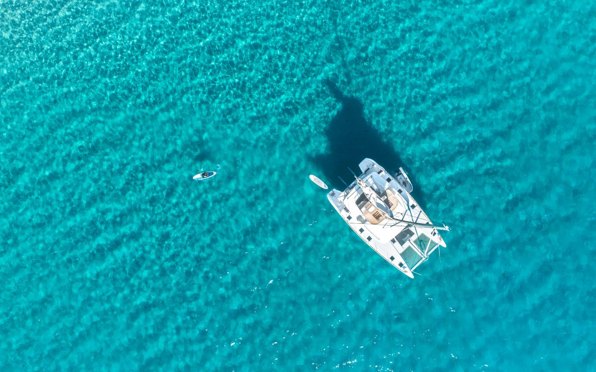 Relajante crucero en catamarán por las aguas cristalinas de la isla de Capri
