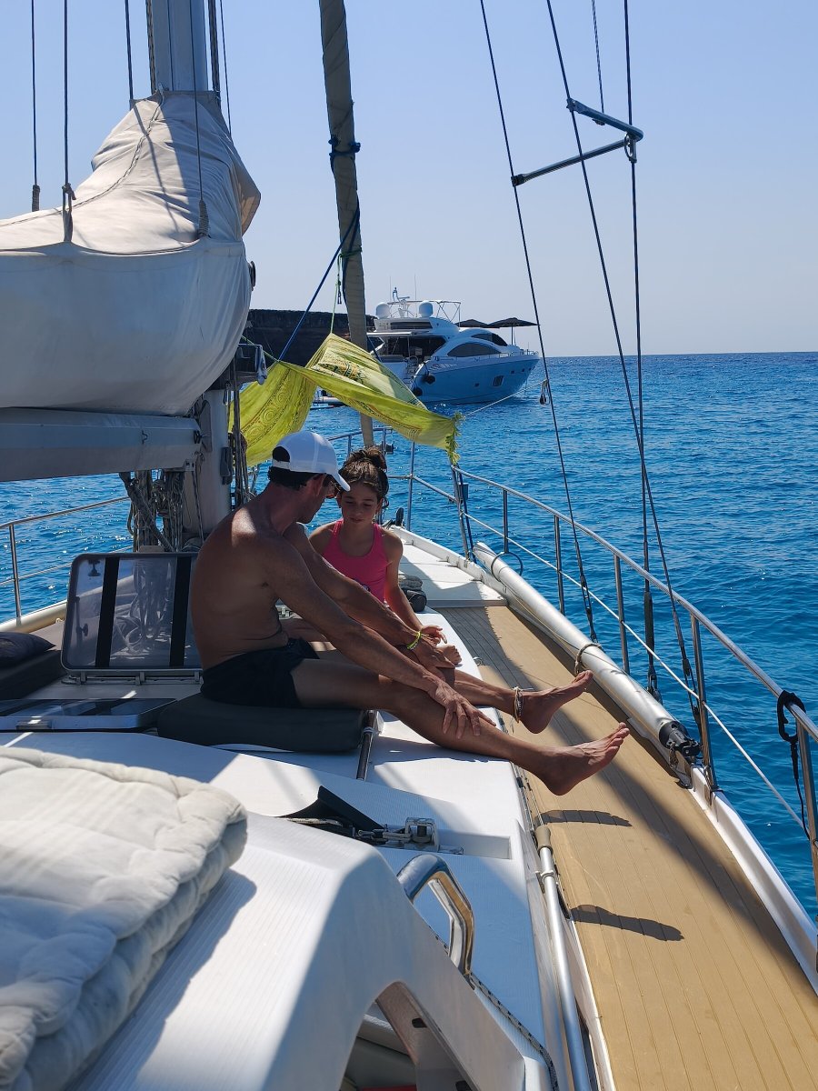 Barche classiche che navigano nelle acque della Sardegna