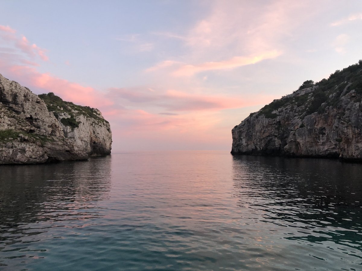 Disfruta de la belleza natural de Menorca desde el mar
