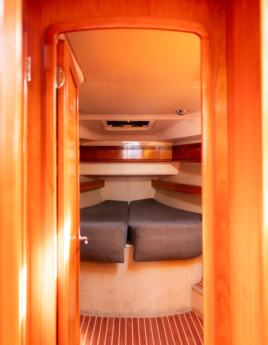 Barca a vela notturna sulla costa di Valencia