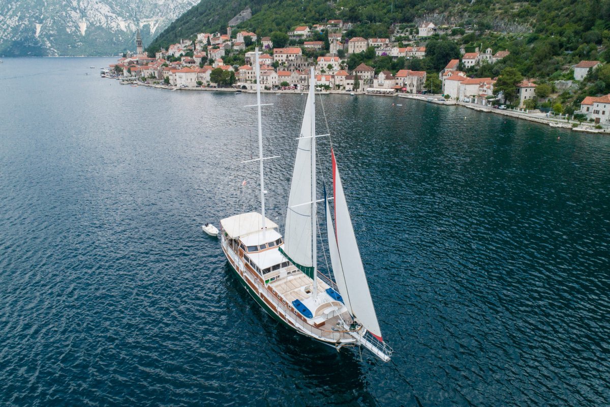 Kreuzfahrt entlang der malerischen Küste Montenegros