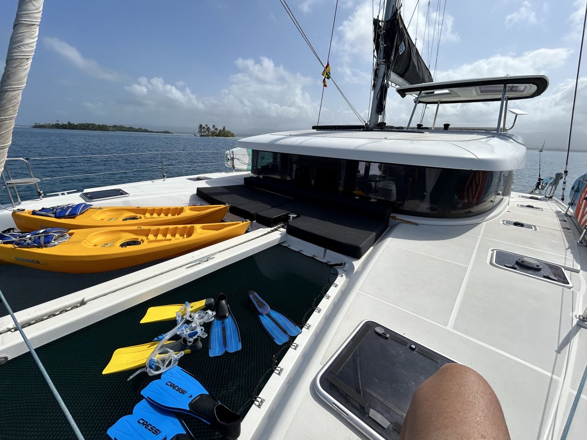 Paseando por la cubierta del catamarán