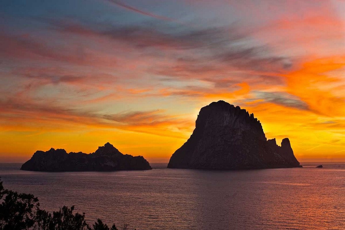 Experience the beautiful Spanish coastline on a boat tour from Barcelona