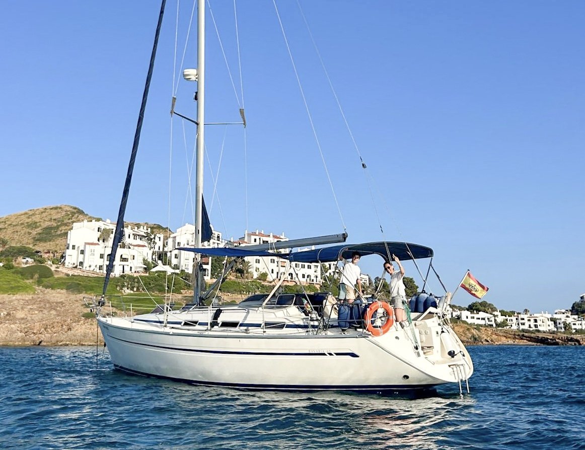 Barcos veleros en el puerto de Mahón