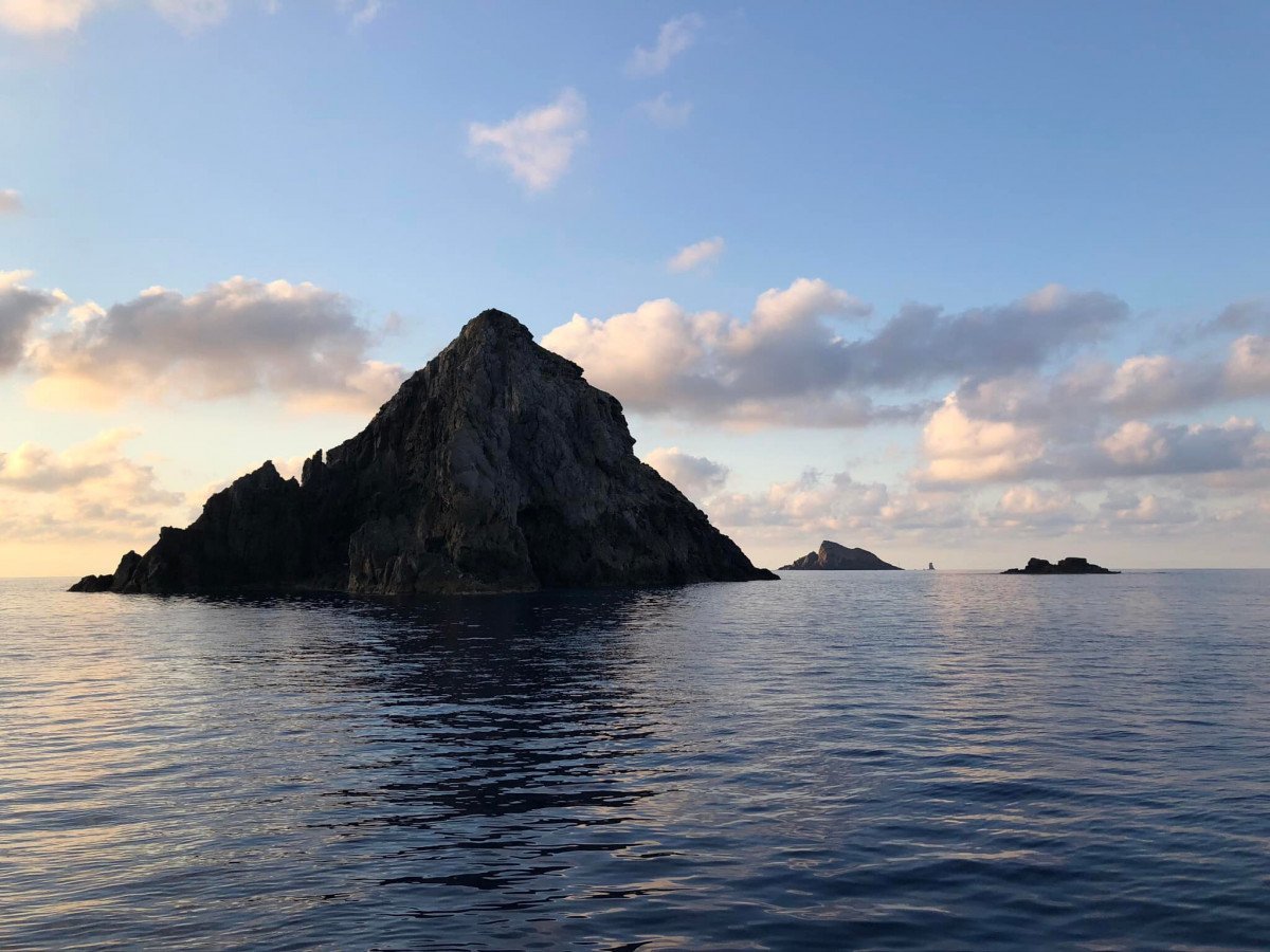 Viaje de navegación de larga distancia desde las islas Columbretes a Ibiza