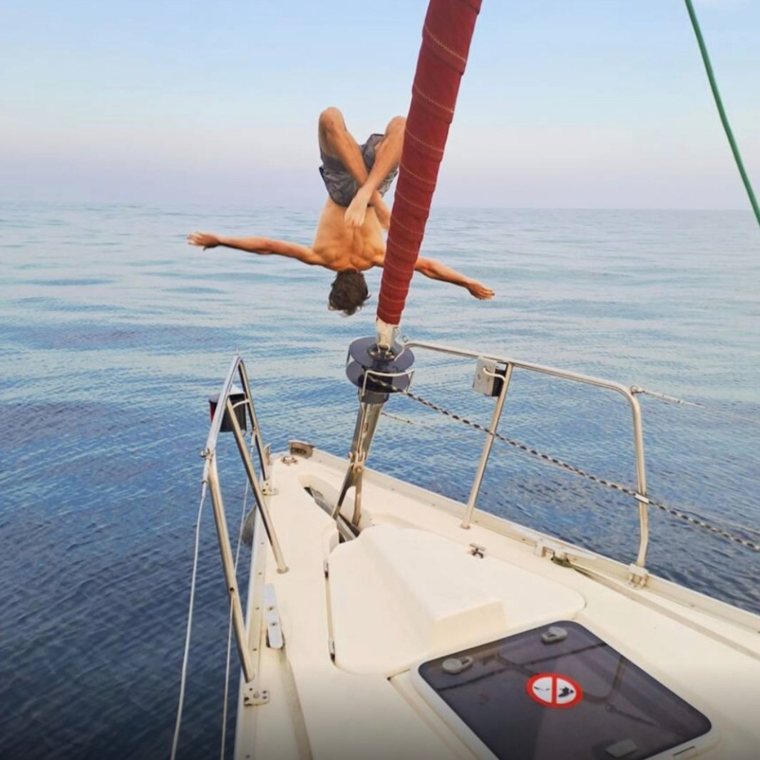 Experience the thrill of sailing in Barcelona