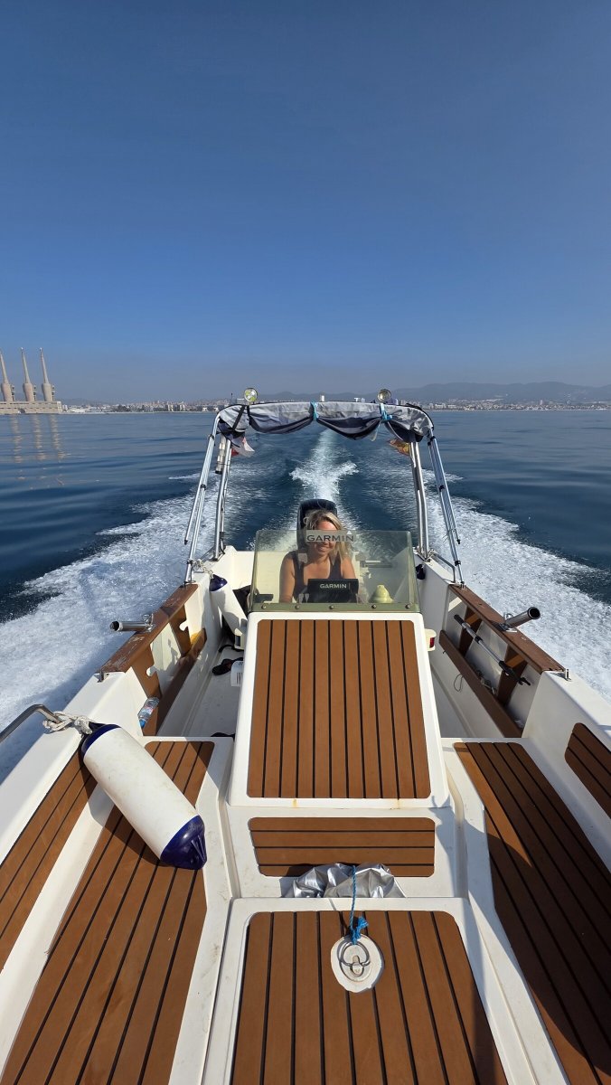 Barco en el puerto de Badalona