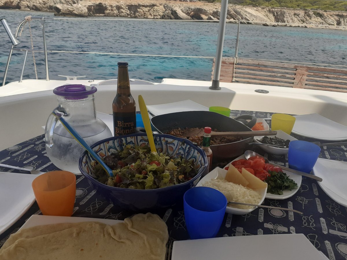 Learn sailing with experienced professionals