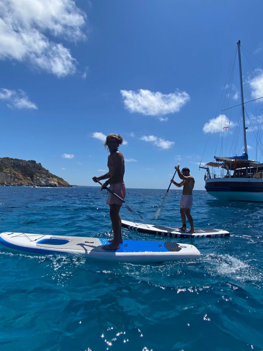 Disfruta de la belleza natural de Menorca desde una goleta clásica