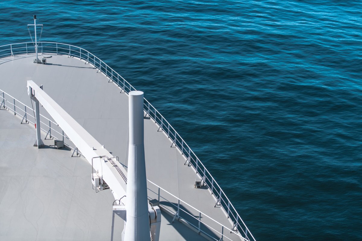 Bootsfahrt im Mittelmeer - Segele durch die klaren, blauen Gewässer des Mittelmeers.