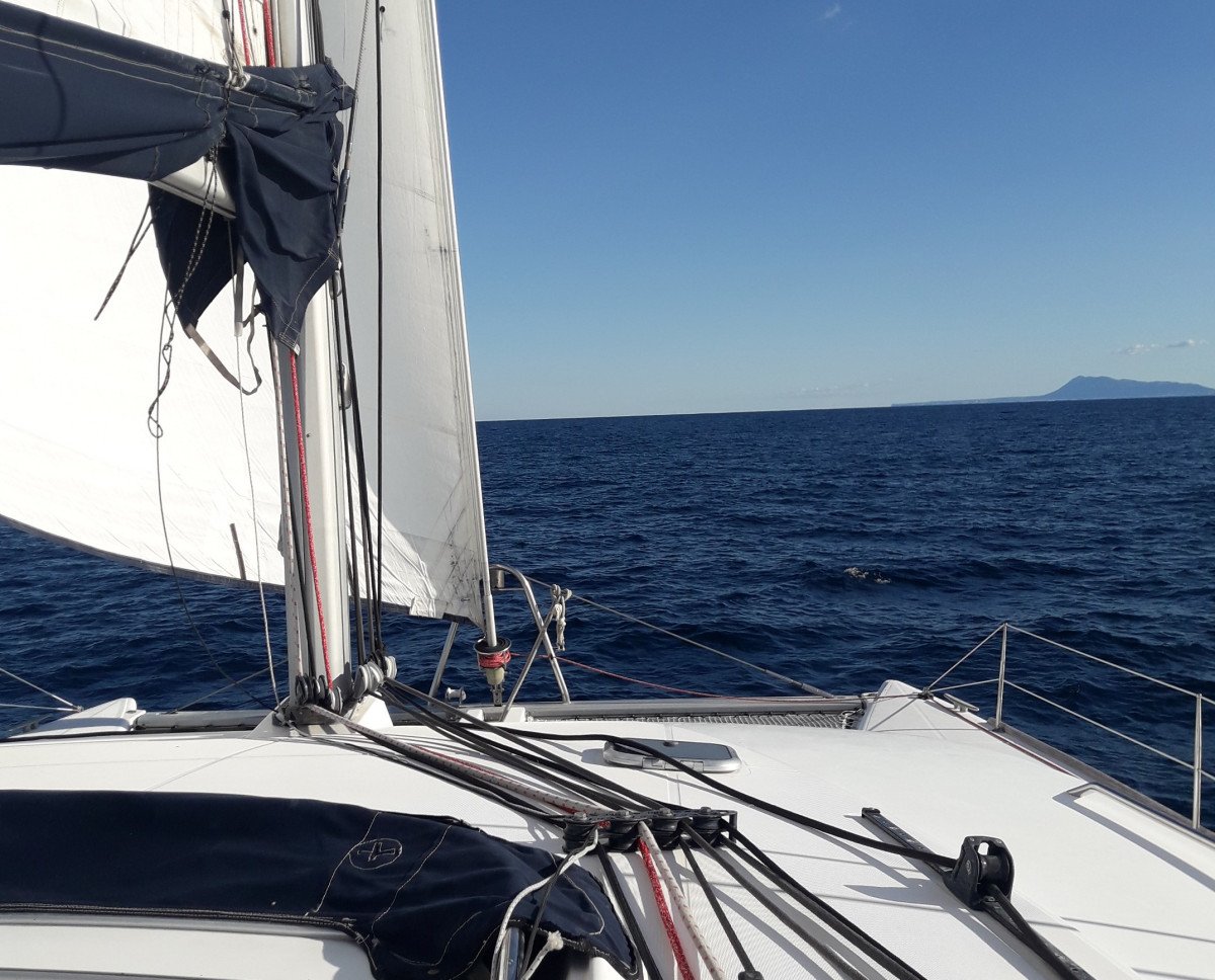 Naviga e impara a navigare in Sardegna nel paradiso del catamarano.