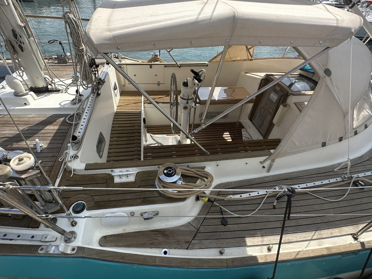 Navegando por la belleza de Elba en un Ketch cómodo