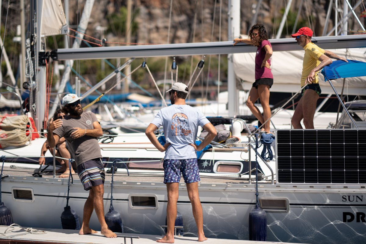 Erkunde die Insel Menorca in Segelboot zu Ostern.