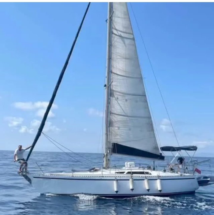 The sun reflecting on the sea while sailing on a sailboat