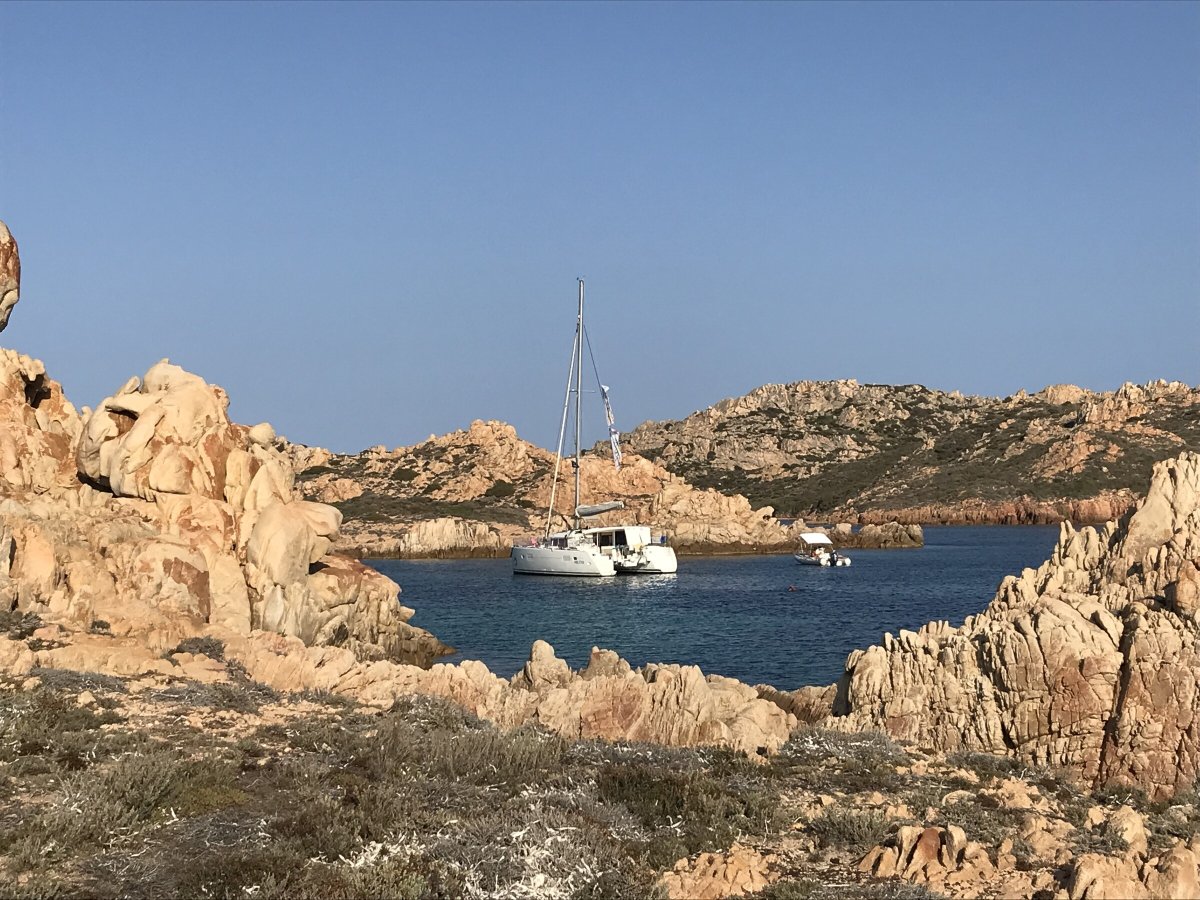Navigare in un catamarano nell’arcipelago