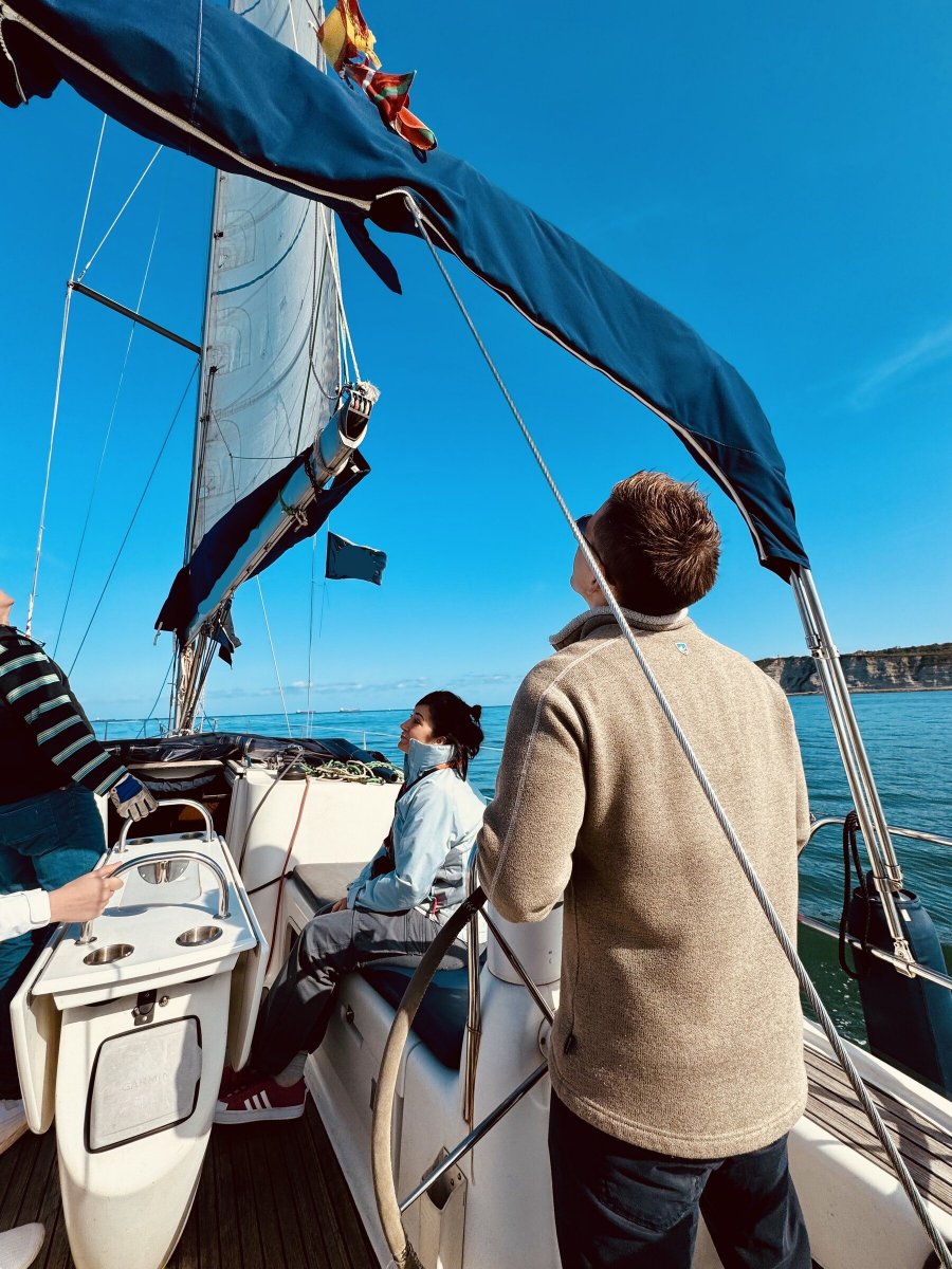 Barco de seguridad y navegación prácticas en Getxo