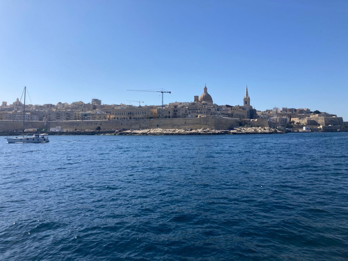 Inizia il tuo viaggio dal Regno Unito alla Francia, costruendo miglia nel mare europeo.