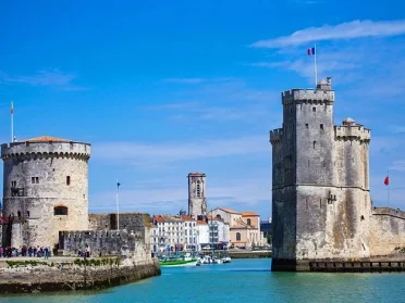 Salpa da La Rochelle a Bordeaux a bordo di un veliero.