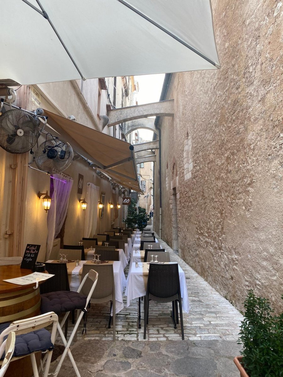 Segelbootreise von Barcelona zum Bonifacio-Strom mit nautischem Sextanten