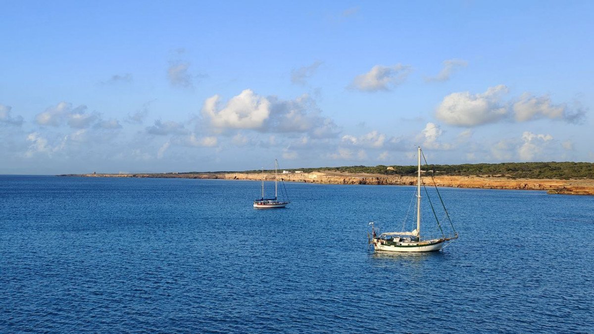 Esplora le acque cristalline e le spiagge di sabbia bianca delle isole Pitiusas su una barca classica