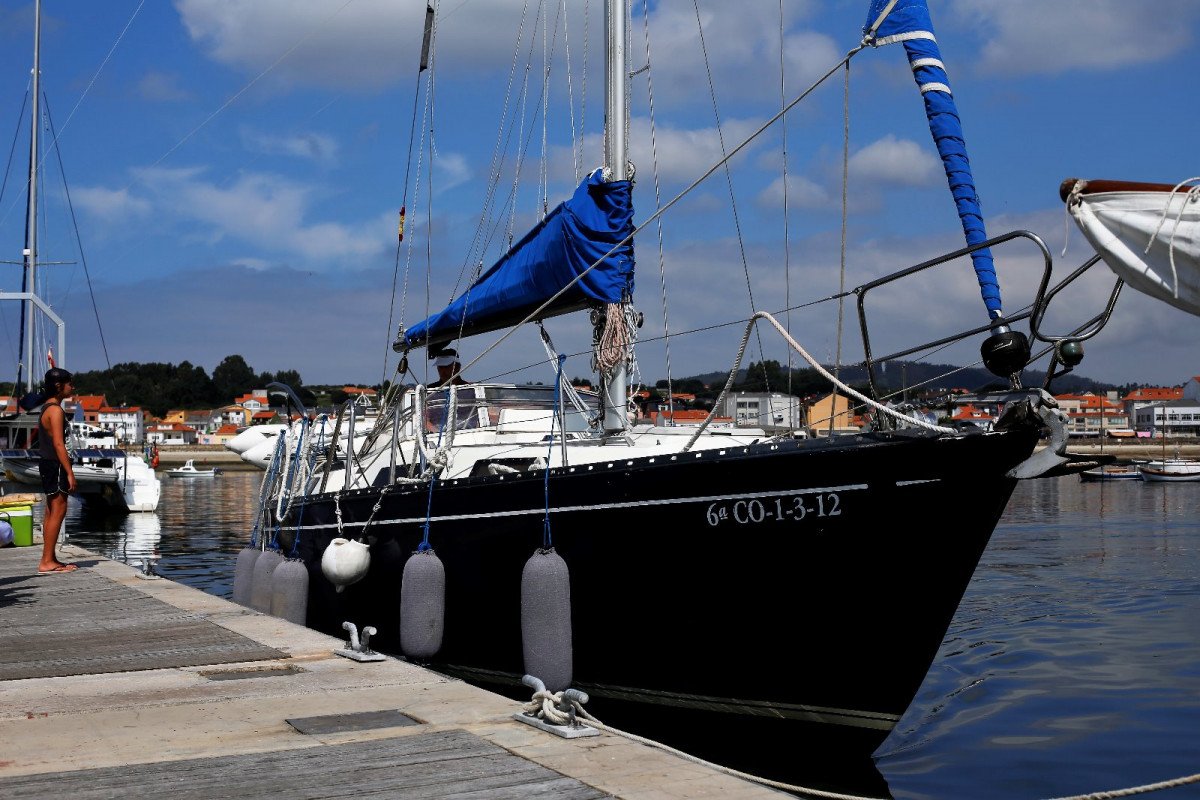 Aprender a navegar en Ares, A Coruña, con un barco a vela