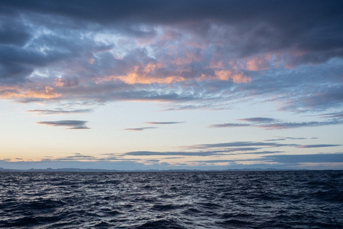 Yoga-Praxis auf einem Segelboot
