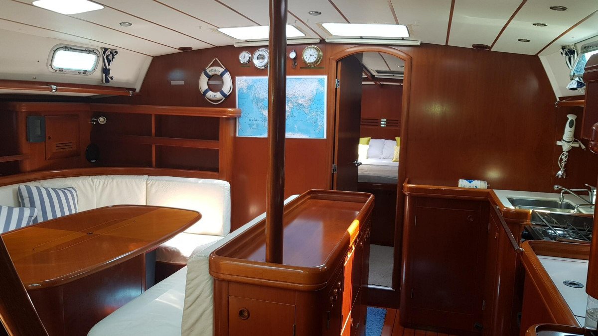 Sailboat - Bénéteau - 9 people