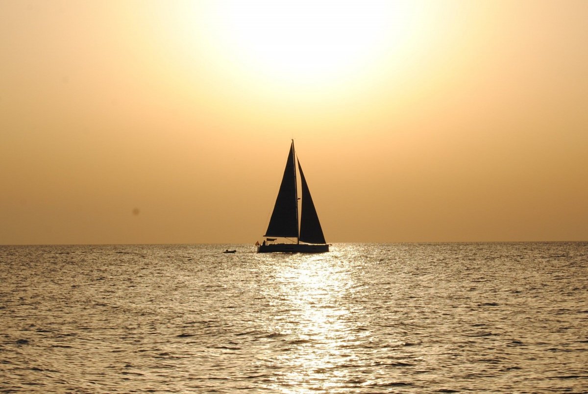 Viaje en barco con vistas a la costa