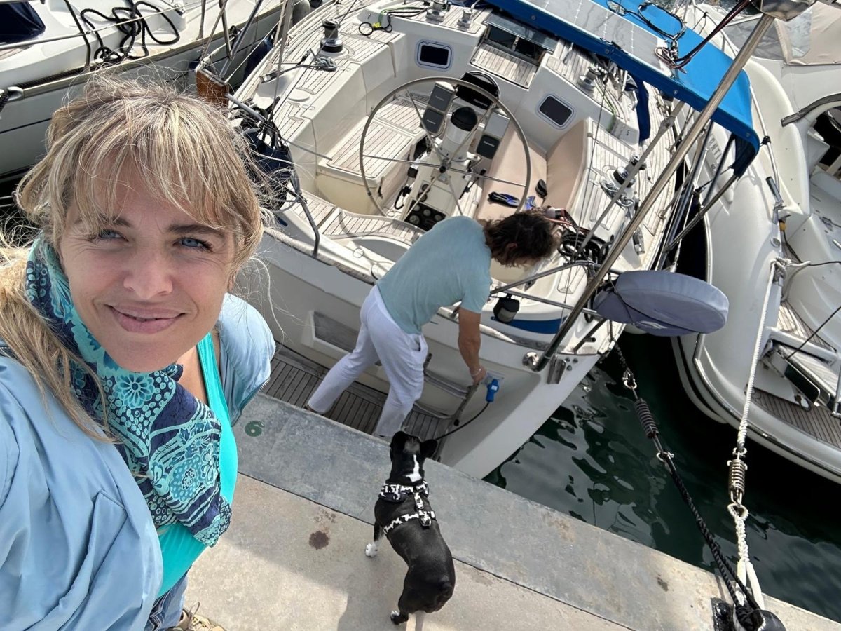 Segelboot erkunden die Buchten von Dénia und Javea