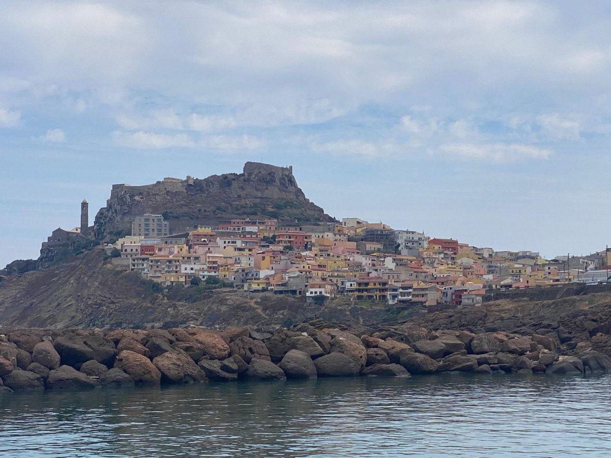 Segelabenteuer entlang der Küste Sardiniens