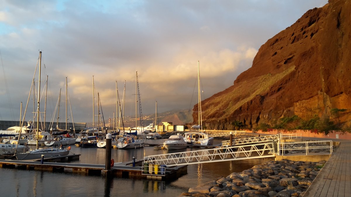 Explora las islas Canarias, Madeira y la costa atlántica francesa en un crucero en un nuevo catamarán