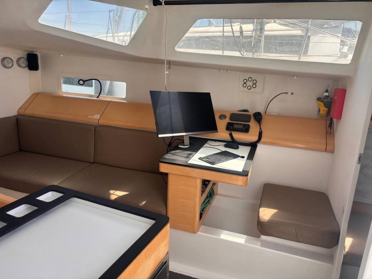 Una embarcación navega por el océano