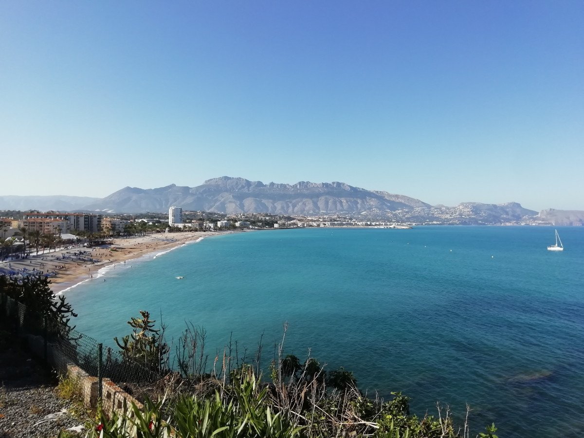 Genießen Sie eine Segelkreuzfahrt in der Bucht von Altea